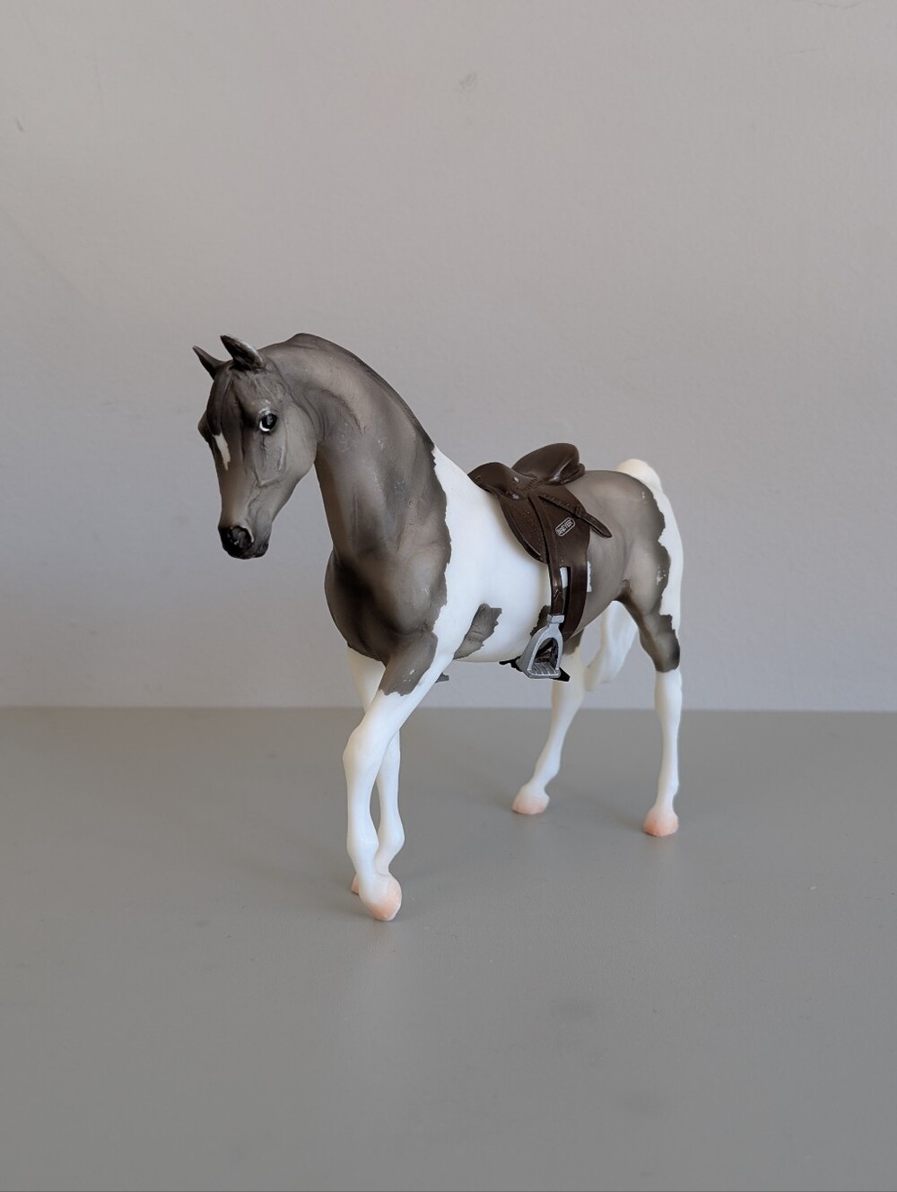 Breyer Classics Grey Pinto Sunshine Stables Horse w Brown Western Saddle